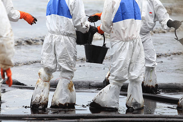 istock clean up Crude oil stain 185532117