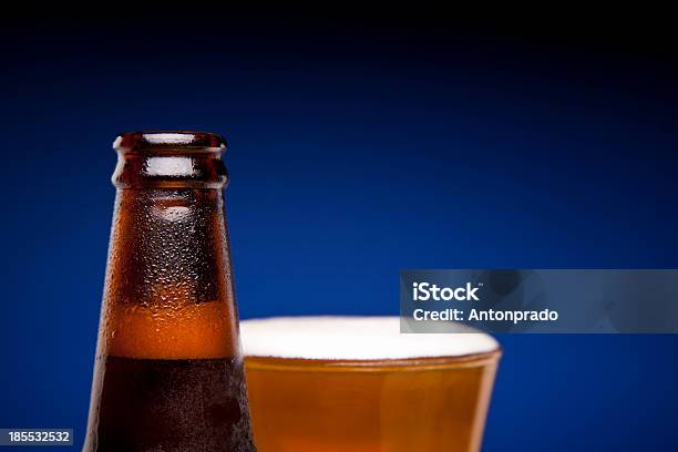 Garrafa E Copo De Cerveja - Fotografias de stock e mais imagens de Aberto - Aberto, Abuso de Álcool, Azul