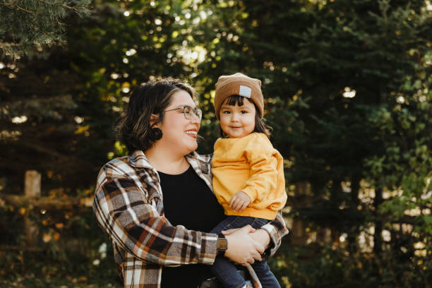 toddler girl and mom - canada fotos stockfoto's en -beelden