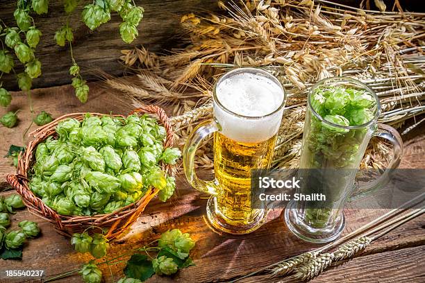 Ingredienti Per La Birra Doro Con Una Grande In Materiale Espanso - Fotografie stock e altre immagini di Alchol