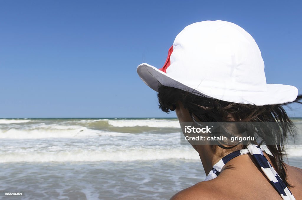 Молодая леди глядя на море - Стоковые фото Затылок роялти-фри