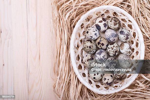 Codorna Ovos Em Uma Cesta Na Mesa De Madeira Vista Superior - Fotografias de stock e mais imagens de Castanho