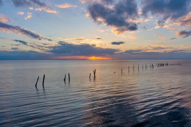 old pillars in mobile bay at sunset - maryland fishing atlantic ocean sea imagens e fotografias de stock