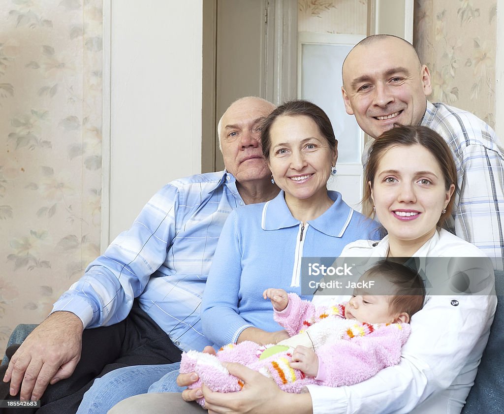 Porträt der glückliche Familie mit dem Neugeborenen Babys - Lizenzfrei Aktiver Senior Stock-Foto