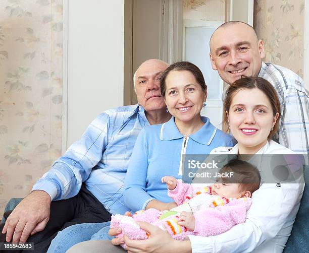 Porträt Der Glückliche Familie Mit Dem Neugeborenen Babys Stockfoto und mehr Bilder von Aktiver Senior
