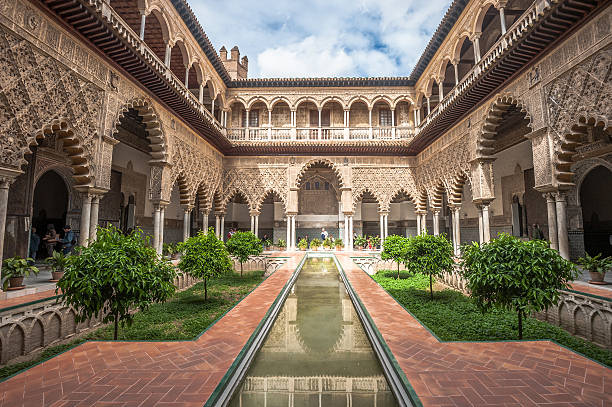 terrasse im royal alcazars von sevilla, spanien. - ancient arabic style arch architecture stock-fotos und bilder