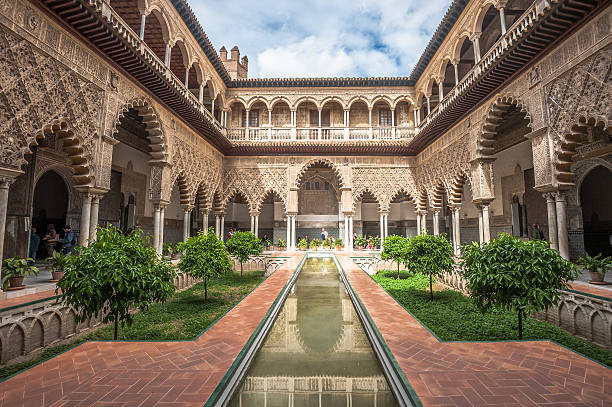 pátio no royal alcázares de sevilha, espanha - moorish - fotografias e filmes do acervo