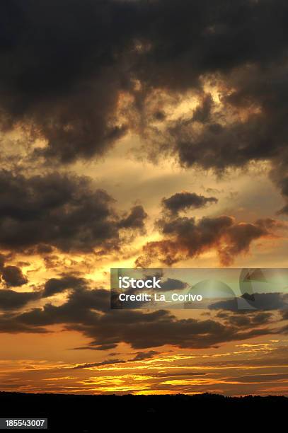 Panorama Del Tramonto Nuvoloso Cielo Arancione - Fotografie stock e altre immagini di Ambientazione esterna - Ambientazione esterna, Ambientazione tranquilla, Ambiente