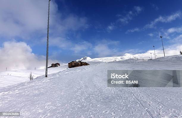 Pista De Esqui E Hotéis Em Montanhas De Inverno - Fotografias de stock e mais imagens de Ao Ar Livre - Ao Ar Livre, Azul, Beleza natural