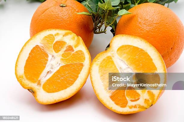 Metades De Laranja - Fotografias de stock e mais imagens de Casca de fruta - Casca de fruta, Comida e Bebida, Cortado pela Metade