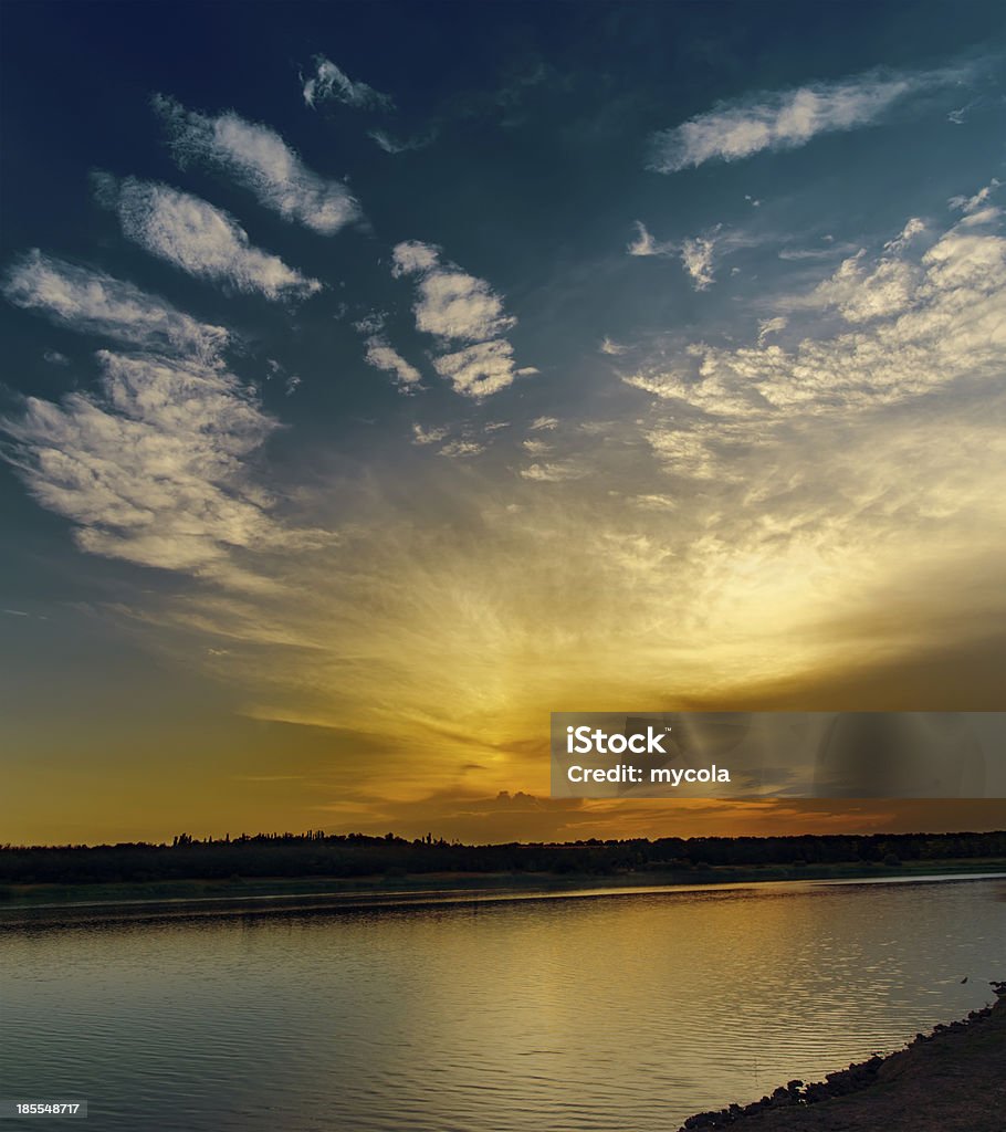 Espectacular puesta de sol sobre el río - Foto de stock de Agua libre de derechos