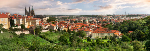 panorama pragi z sadów petrin garden, czechy - czechów zdjęcia i obrazy z banku zdjęć