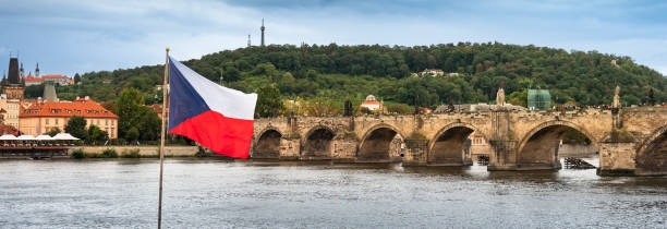 praga - panorama flagi czeskiej przy moście karola, czechy - czechów zdjęcia i obrazy z banku zdjęć