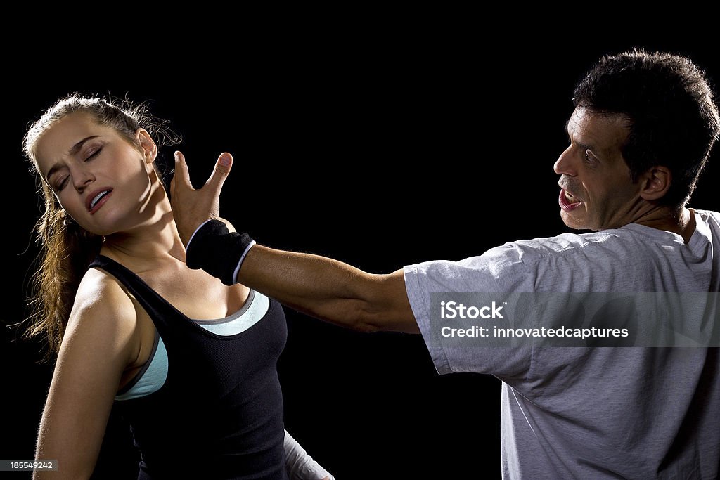 Taglio femminile giovane MMA Fighter lotta un uomo - Foto stock royalty-free di Adulto