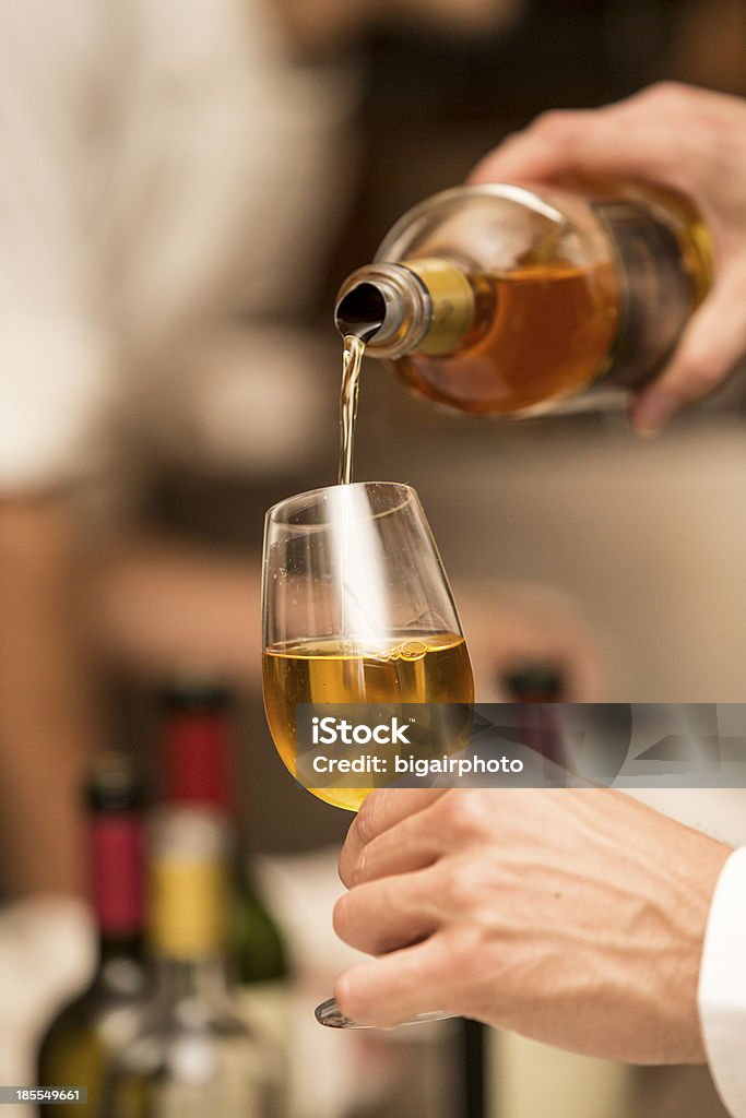 Empregada de Mesa Servindo Vinho Doce Dourado em um copo de vidro. - Royalty-free Alimentação Saudável Foto de stock