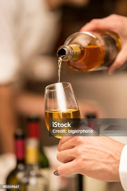 Empregada De Mesa Servindo Vinho Doce Dourado Em Um Copo De Vidro - Fotografias de stock e mais imagens de Alimentação Saudável