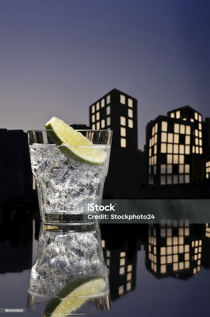 Metrópole gim tônica cocktail - Foto de stock de Alcoolismo royalty-free