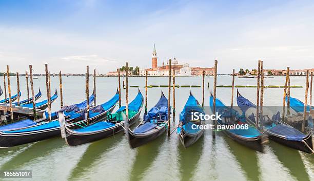 Barche E Gondole E Chiesa Di San Giorgioverona Venezia - Fotografie stock e altre immagini di Acqua