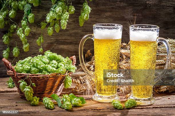 Cerveza Fría Rodeado Por El Lúpulo Conos Foto de stock y más banco de imágenes de Alimento - Alimento, Amarillo - Color, Bar