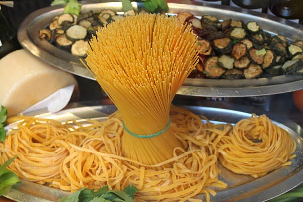 raw pasta und nudeln - macaronies stock-fotos und bilder