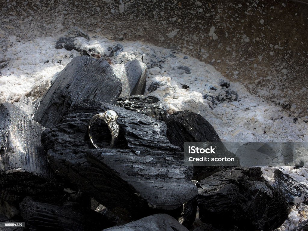 Anillo de diamante entre coals - Foto de stock de Anillo - Joya libre de derechos