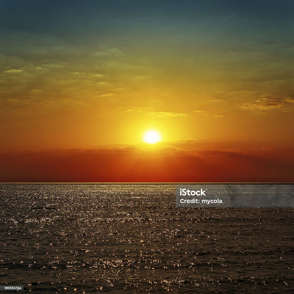 Pôr do sol sobre o Mar Vermelho escuro - Foto de stock de Acima royalty-free