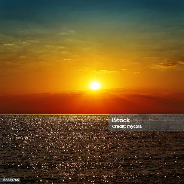 Foto de Pôr Do Sol Sobre O Mar Vermelho Escuro e mais fotos de stock de Acima - Acima, Amarelo, Arrebentação