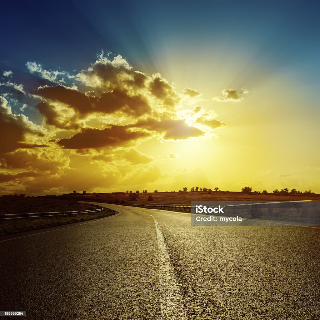 Dramático pôr do sol na estrada para o horizonte - Foto de stock de Acima royalty-free