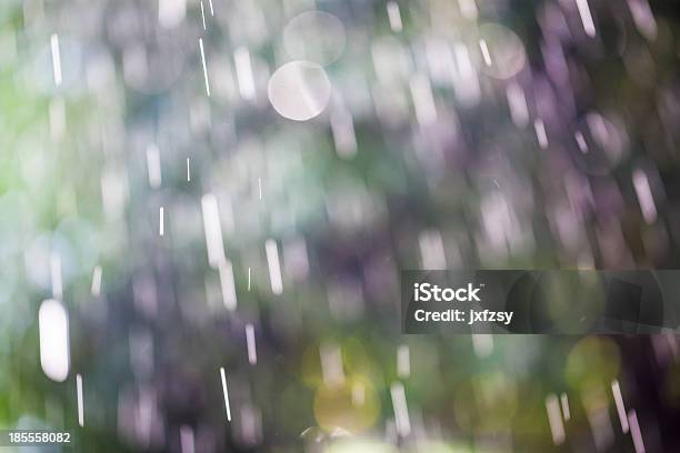 Regentropfen Stockfoto und mehr Bilder von Bewegungsunschärfe - Bewegungsunschärfe, Bildeffekt, Bildhintergrund