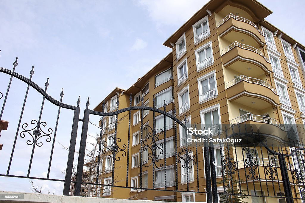 Bloco de apartamentos e ferro forjado - Foto de stock de Apartamento royalty-free