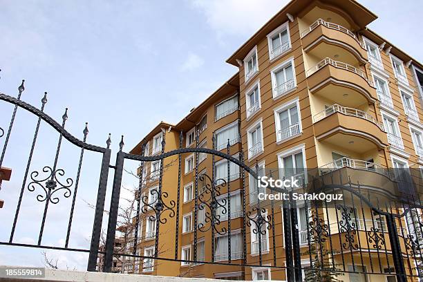 Foto de Bloco De Apartamentos E Ferro Forjado e mais fotos de stock de Apartamento - Apartamento, Portão, Cerca