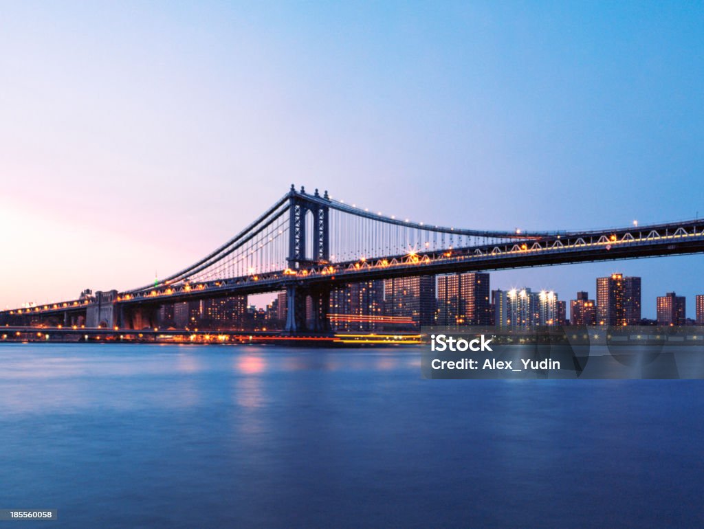 Nova York-a Ponte do Brooklyn, ao anoitecer - Foto de stock de Arranha-céu royalty-free