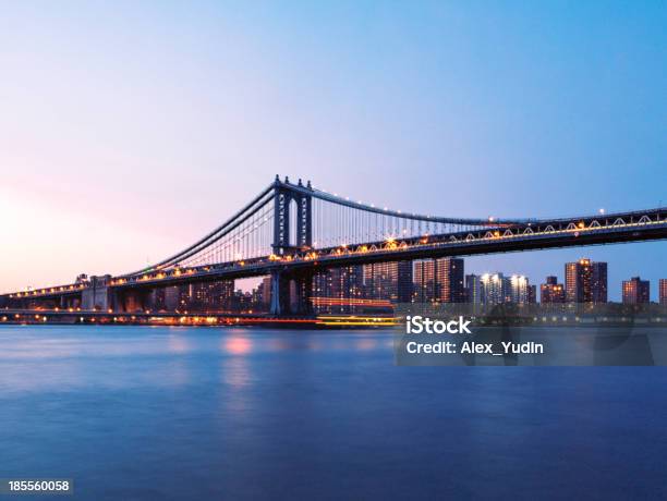 Foto de Nova Yorka Ponte Do Brooklyn Ao Anoitecer e mais fotos de stock de Arranha-céu - Arranha-céu, Atlântico Central EUA, Azul