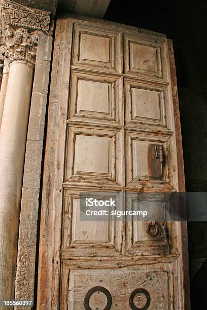 Church Door Of The Holy Sepulchre В Иерусалиме Израиль — стоковые фотографии и другие картинки Архитектура