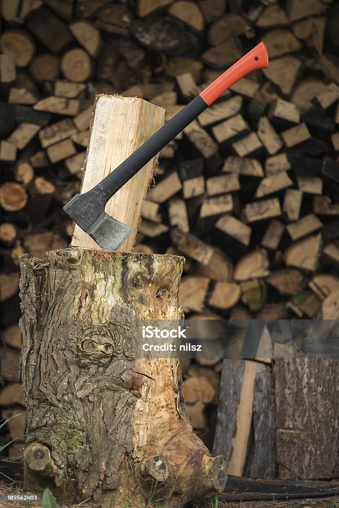 Chop leña - Foto de stock de Aire libre libre de derechos