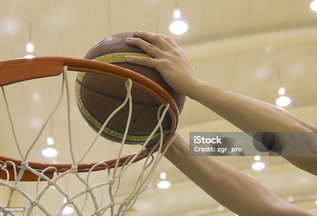 Marquer panier de basket-ball - Photo de Slam dunk libre de droits