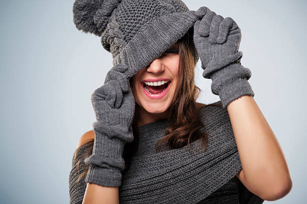 jovem mulher diverte-te com roupas de inverno - glove winter wool touching imagens e fotografias de stock