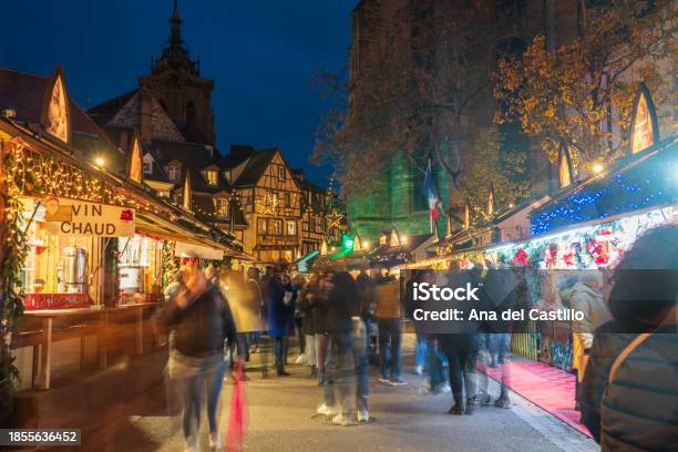 Meravigliosa Evidenziazione Natalizia A Colmar Alsazia Francia Decorazione Di Strade E Case - Fotografie stock e altre immagini di Albero