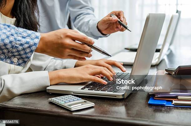 Gruppenmeeting Stockfoto und mehr Bilder von Berufliche Partnerschaft - Berufliche Partnerschaft, Brainstorming, Bürojob