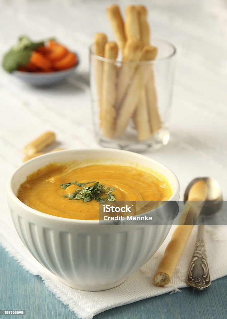 Caseiro tigela de sopa de cenoura e coentro com leite de coco - Foto de stock de Alimentação Saudável royalty-free