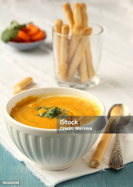 Foto de Caseiro Tigela De Sopa De Cenoura E Coentro Com Leite De Coco e mais fotos de stock de Alimentação Saudável