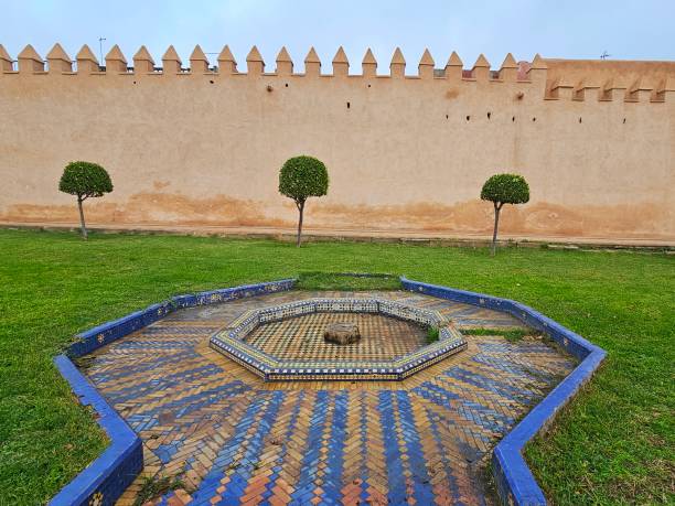 zugangsmauer zur madrassa der medina von salá, marokko - salé city stock-fotos und bilder