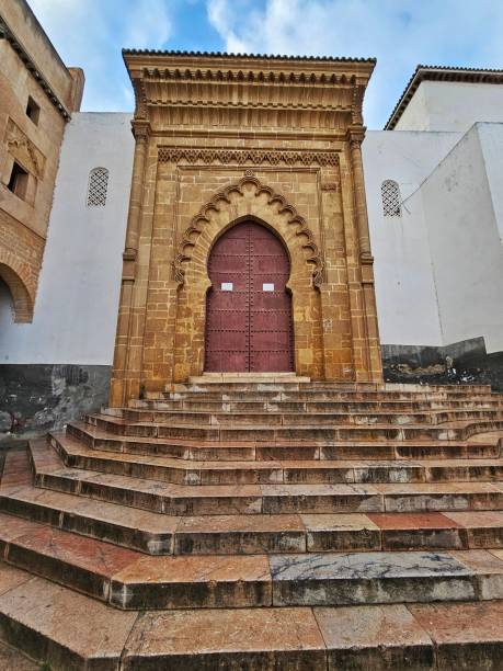 tür und treppe der medina von salá, marokko - salé city stock-fotos und bilder