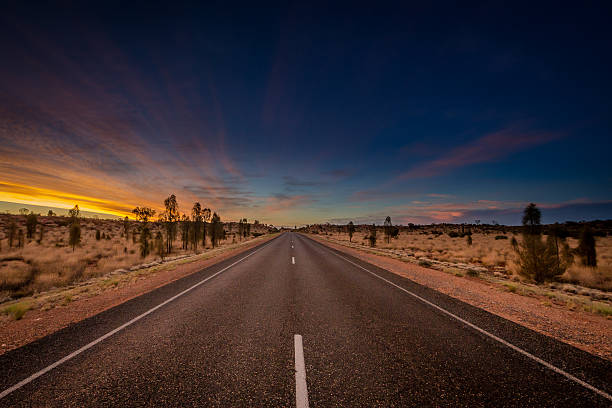 entroterra australiano autostrada al tramonto - entroterra foto e immagini stock