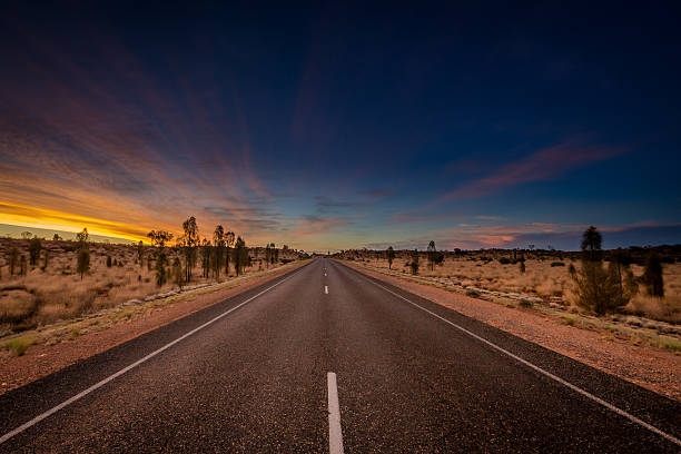 内陸の highway sunset - northern territory ストックフォトと画像