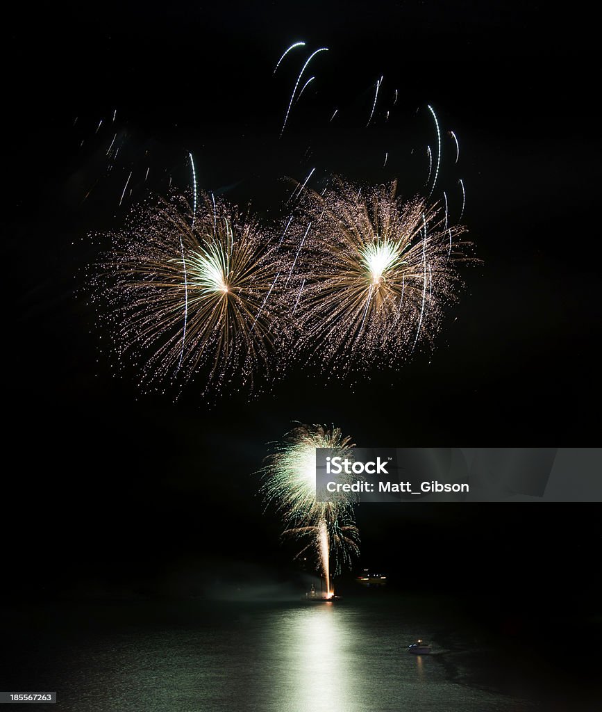 Fuegos artificiales sobre el mar con reflejos en el agua - Foto de stock de Acontecimiento libre de derechos