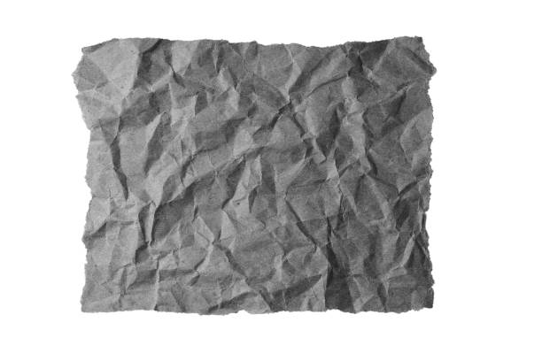 Folha de papel preta amassada com borda rasgada isolada no fundo branco. - foto de acervo