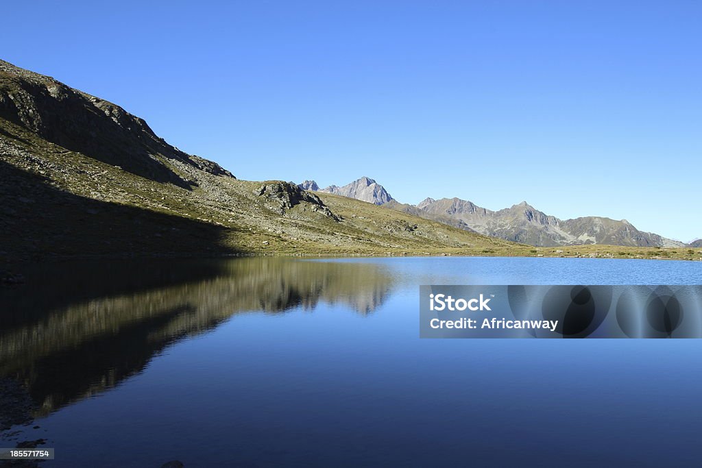 Panorama do lago de montanha alpino Hirschebensee, Kühtai, Tirol, Áustria - Foto de stock de Alpes europeus royalty-free