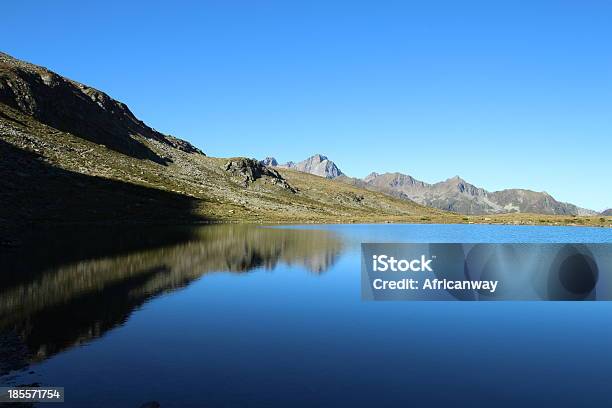 Foto de Panorama Do Lago De Montanha Alpino Hirschebensee Kühtai Tirol Áustria e mais fotos de stock de Alpes europeus
