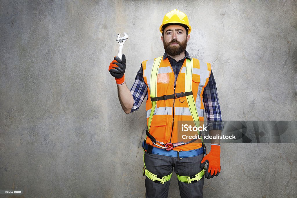 Trabajador de la construcción con alicates - Foto de stock de Globo terráqueo libre de derechos